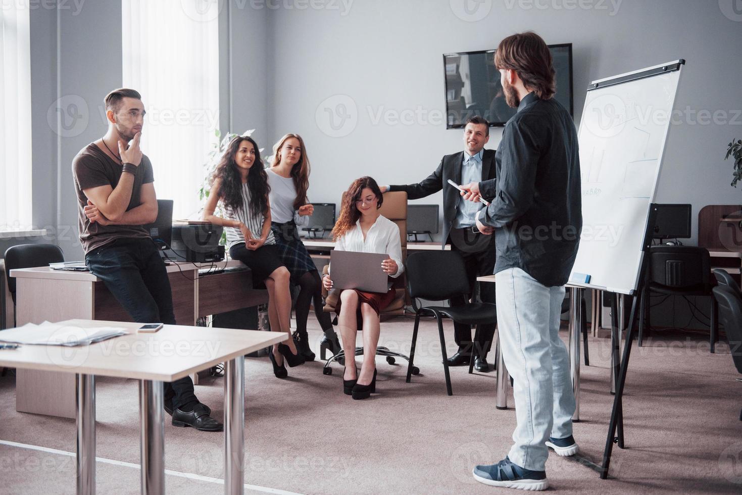 jeunes collègues heureux discutant lors d'une réunion au bureau créatif photo