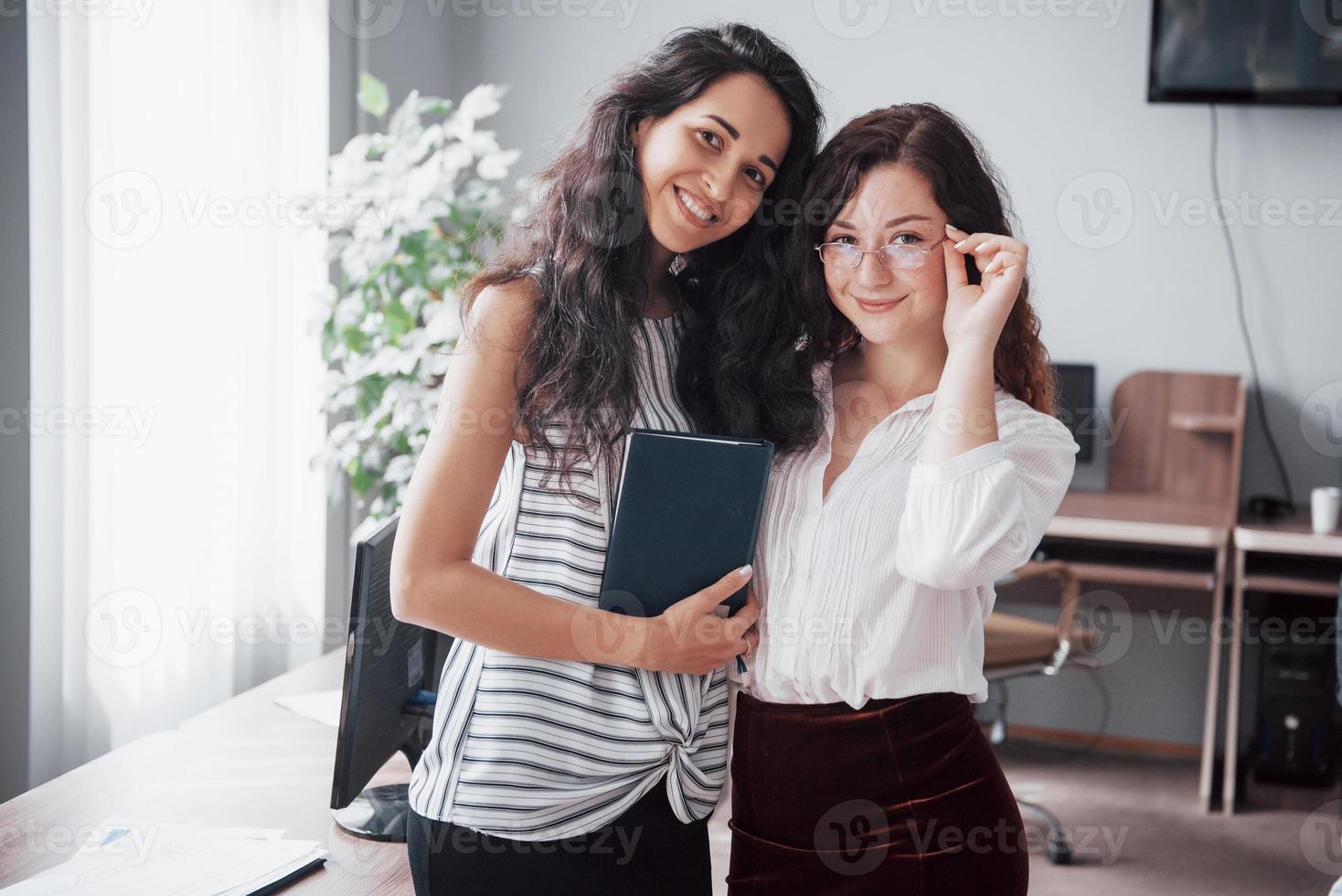 les jeunes femmes sont au travail au bureau photo