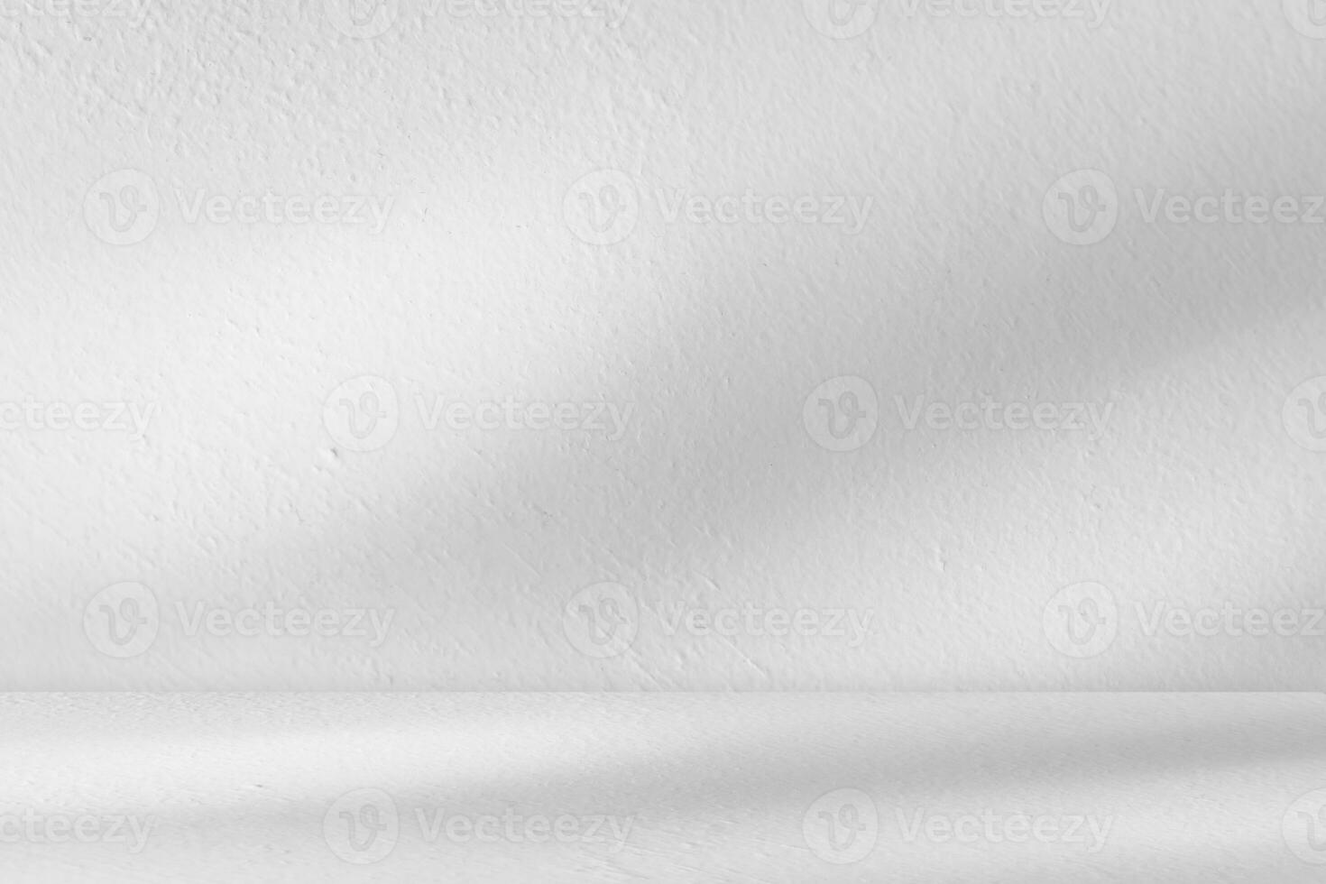 Contexte blanc mur studio, vide ciment pièce Contexte de cuisine avec ombre légère sur bureau podium surface texture, toile de fond produit cadeau, gris béton afficher avec lumière du soleil effet sur Haut étagère photo