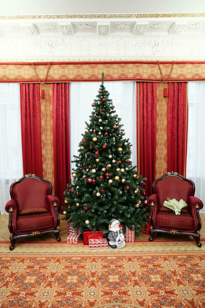 belle chambre décorée avec un arbre de noël avec des cadeaux en dessous photo