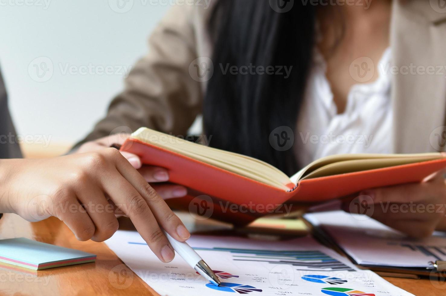 le personnel de bureau féminin travaille en équipe pour atteindre l'objectif. photo