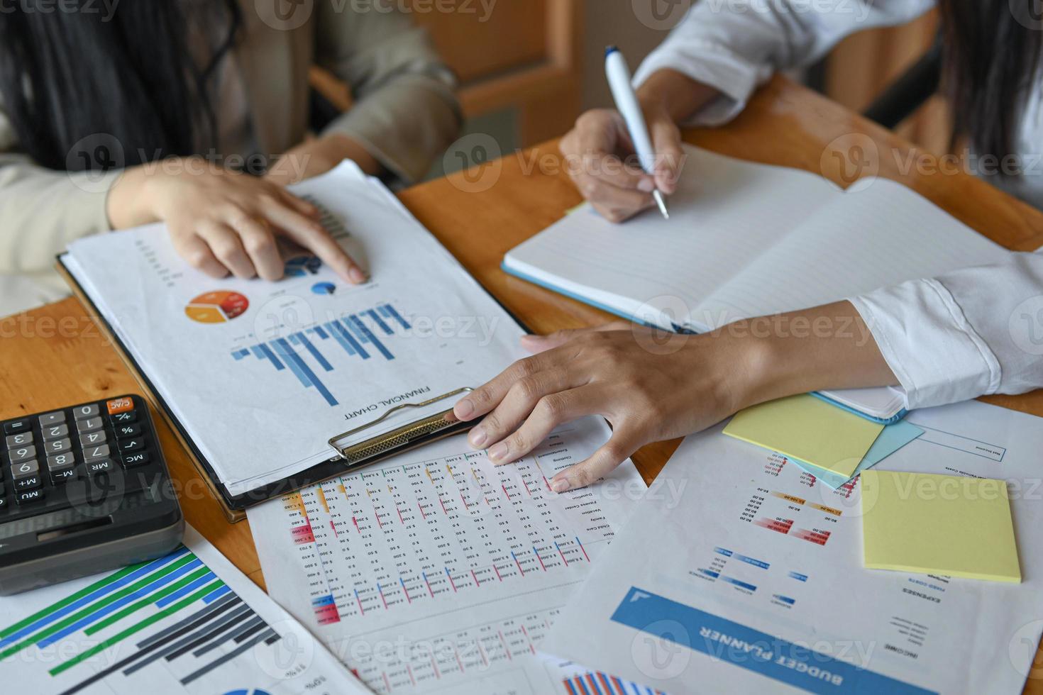 L'équipe du personnel féminin du bureau résume le budget pour la présentation annuelle de la direction. photo