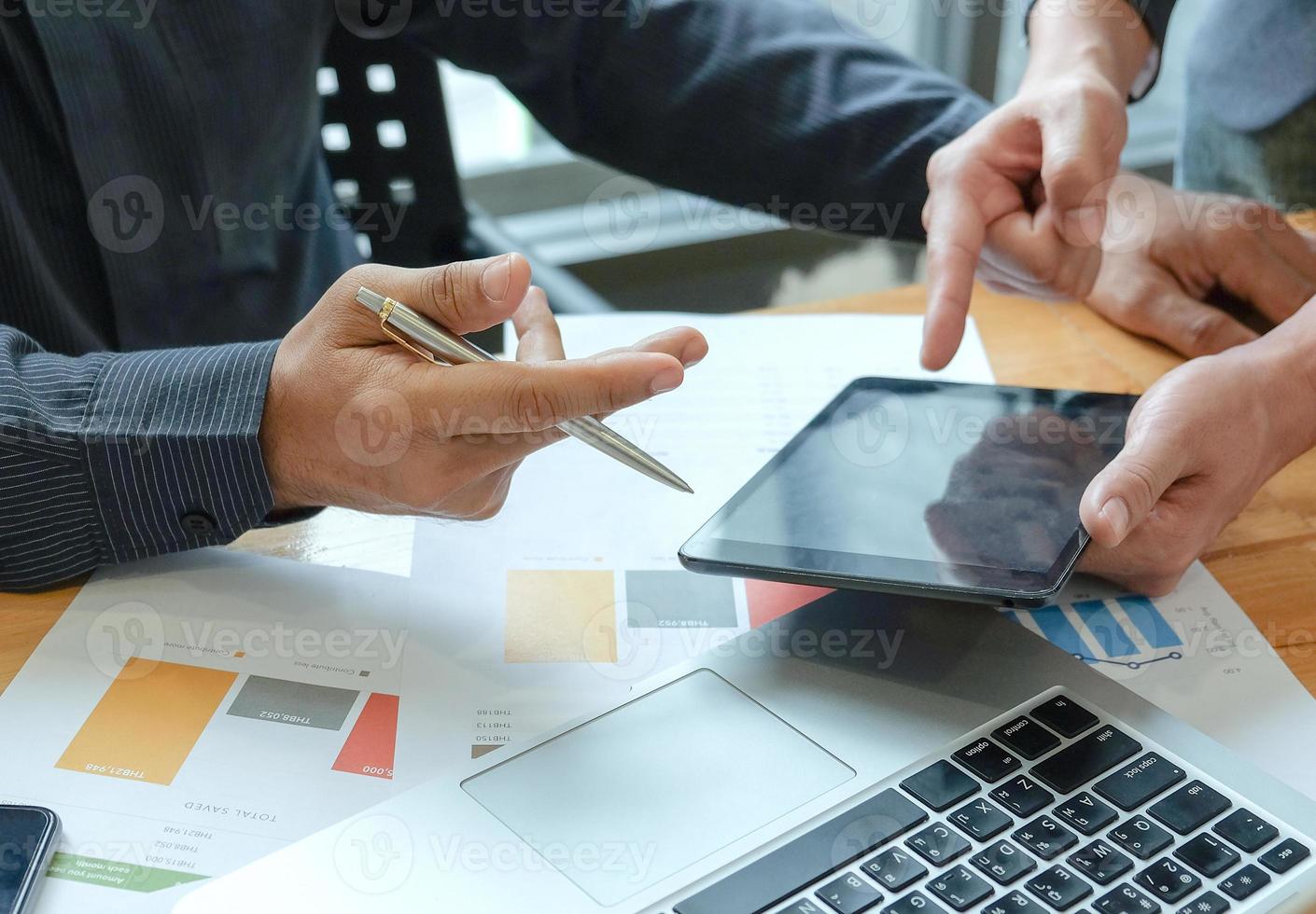 L'équipe de gestion des affaires résume le travail au bureau. photo