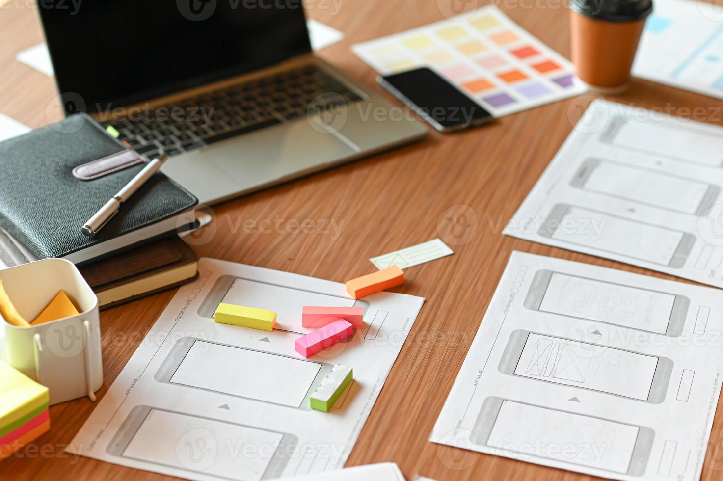 espace de bureau design pour les designers. nuanciers, modèles de téléphones et tablettes. photo