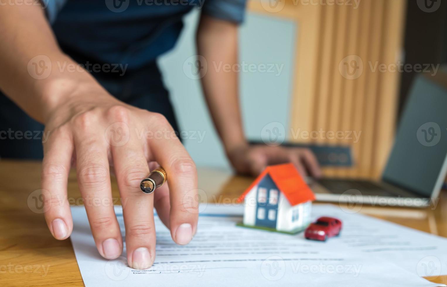 Le vendeur a pointé le document vers le client qui s'est connecté pour conclure la vente. photo