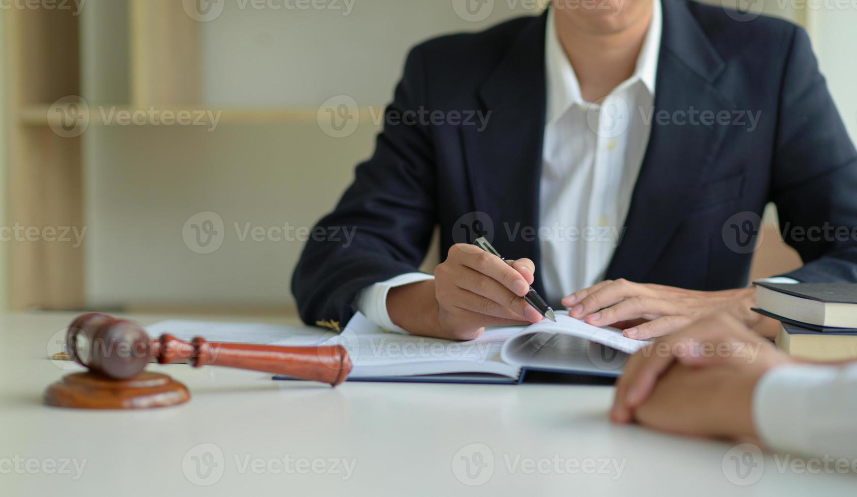 l'avocat donne des conseils juridiques. photo