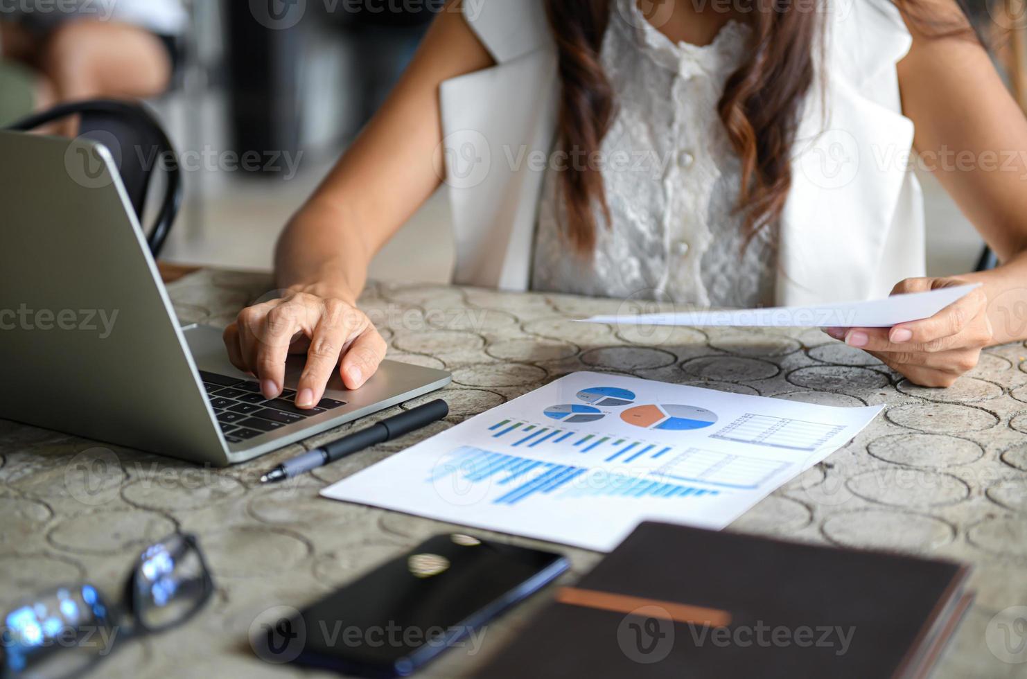 une femme exécutive utilise un ordinateur portable et vérifie le graphique de données, travaille à domicile. photo