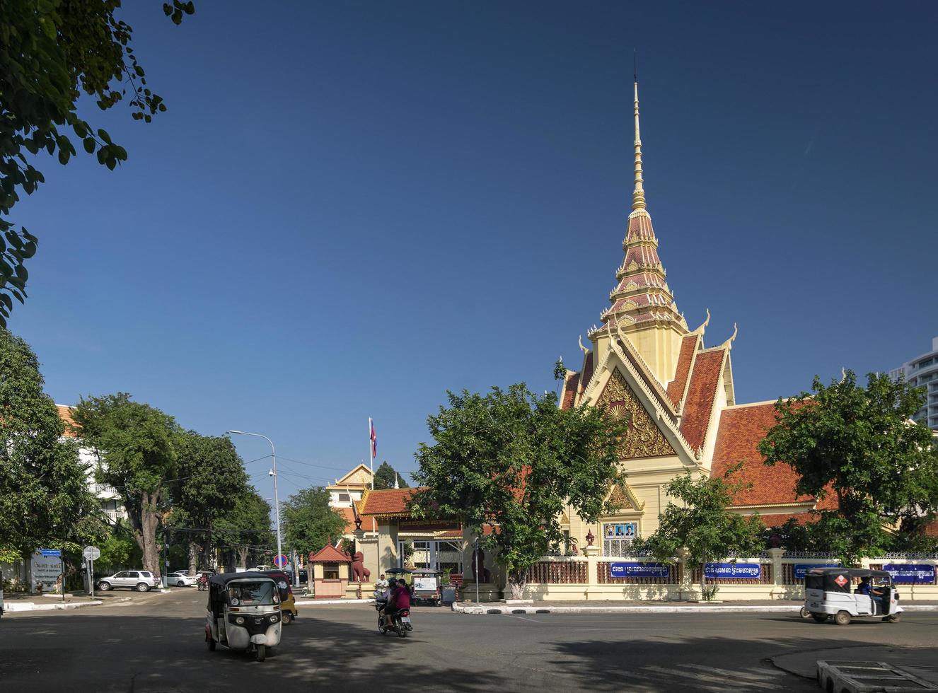 phnom penh, cambodge, 2021 - palais de justice et vue sur la rue photo