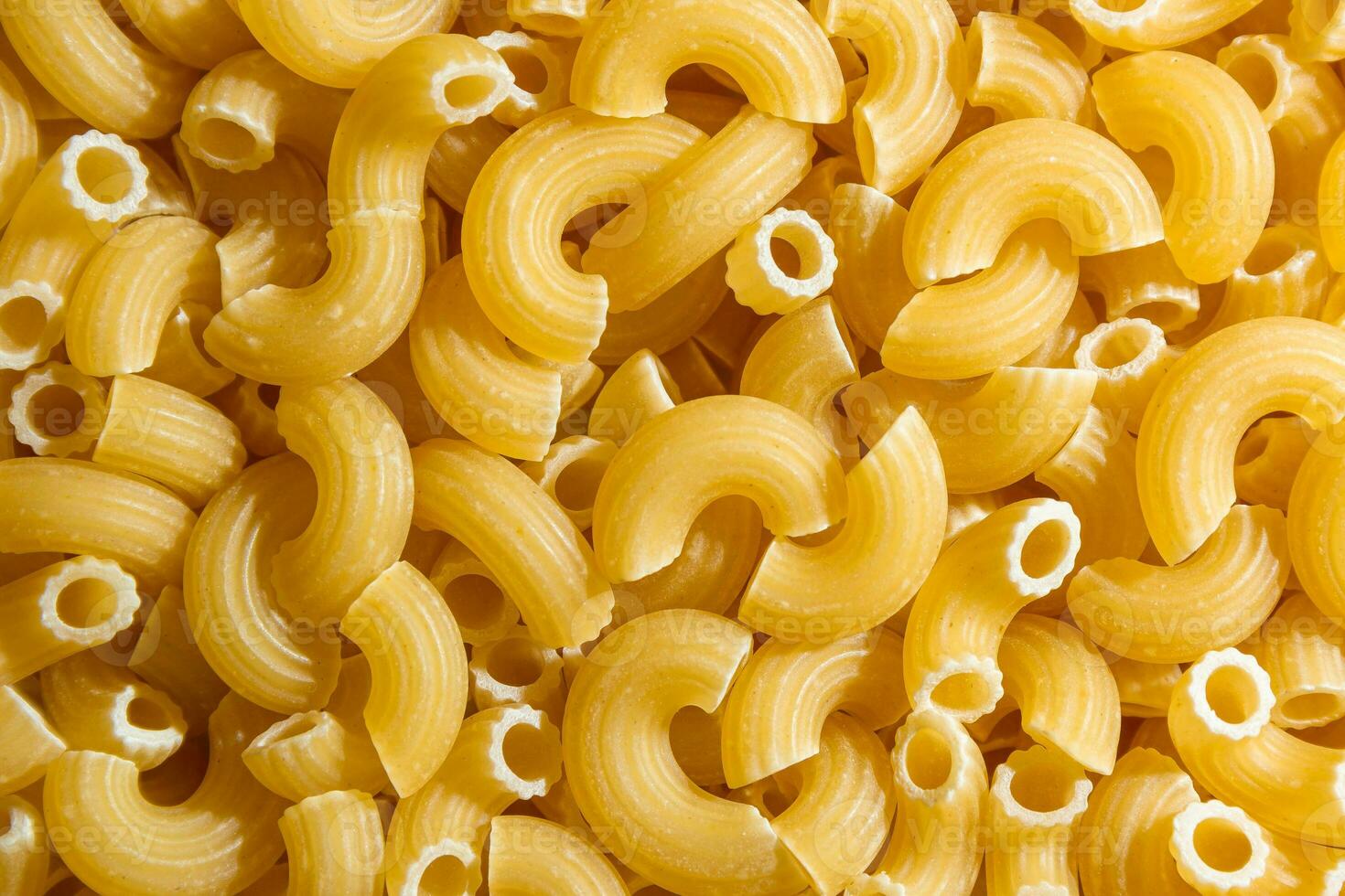 non cuit chifferi rigati Pâtes. une culinaire Toile de chifferi Rigati, création une animé et texturé Contexte pour gourmet cuisson. sec Pâtes. brut macaroni - Haut voir, plat allonger photo