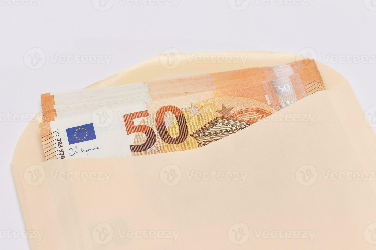 un Orange papier enveloppe avec empiler de 50 euros billets de banque à l'intérieur. un salaire dans espèces. exempt d'impôt système. euro monnaie. Paiements avec non impôts. Orange papier argent. une lot de cinquante euros factures photo