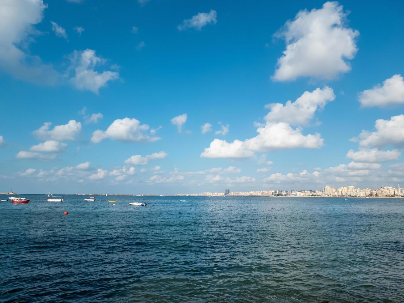 vue sur la mer depuis le rivage photo