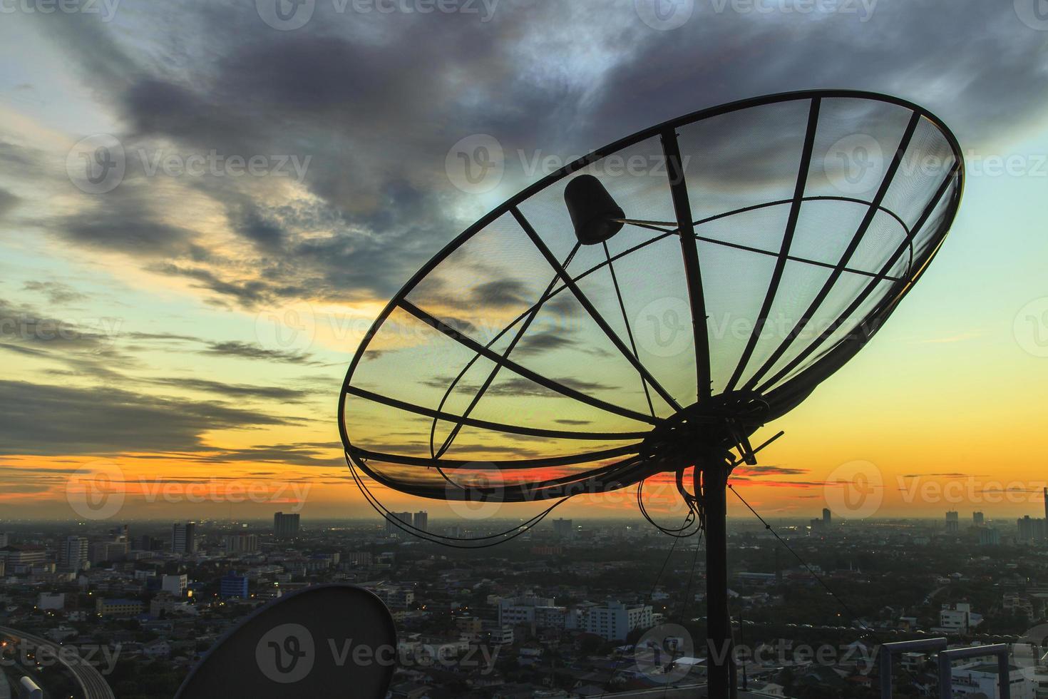 silhouette d'une antenne parabolique au coucher du soleil photo