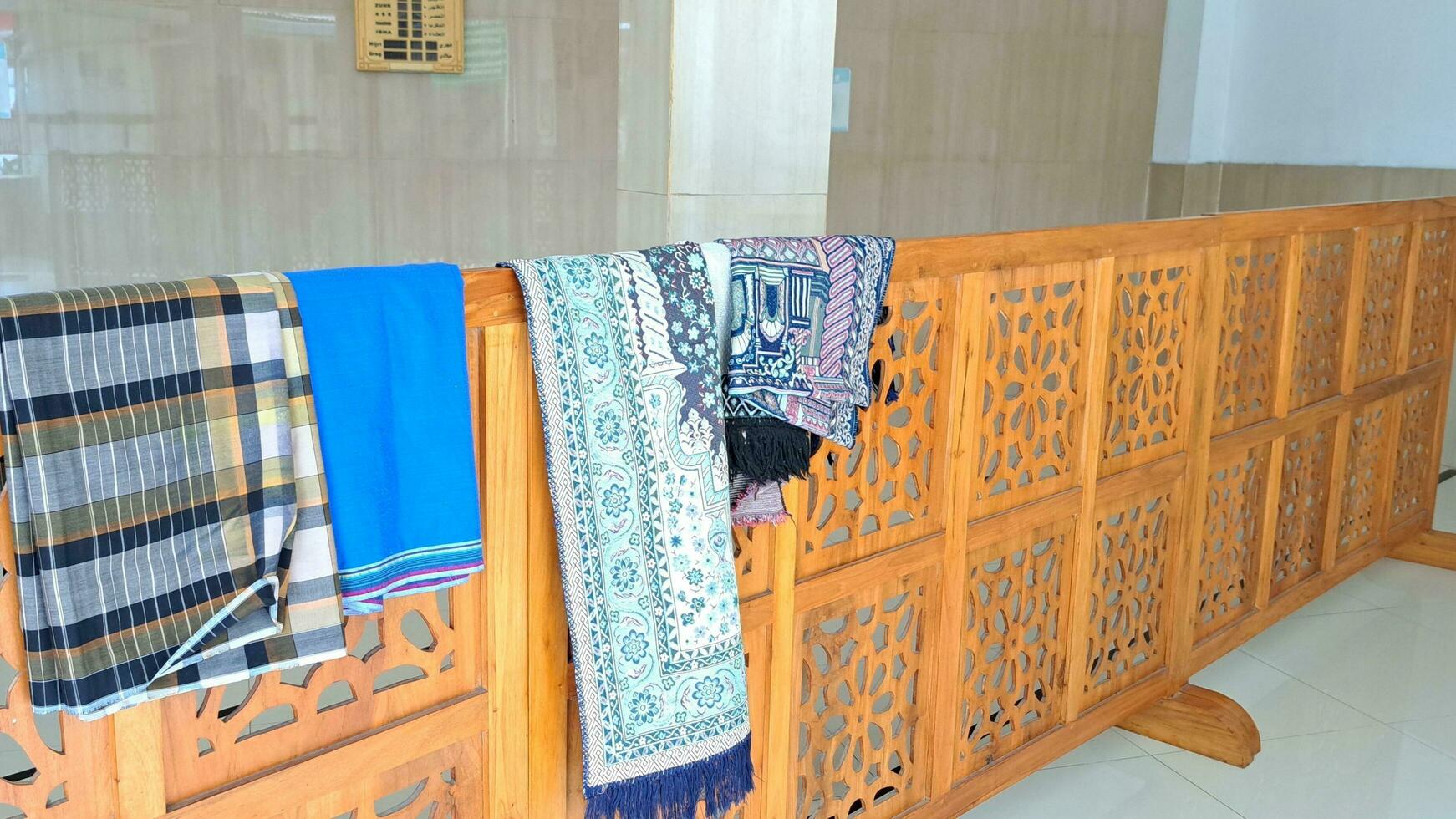 paréos et prière tapis pendaison de le rideau partage le mosquée photo