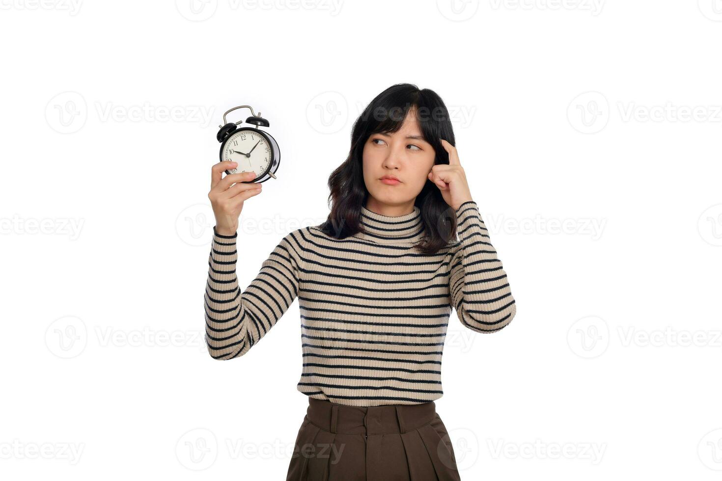 portrait de en pensant Jeune asiatique femme avec chandail chemise en portant alarme l'horloge isolé sur blanc Contexte photo