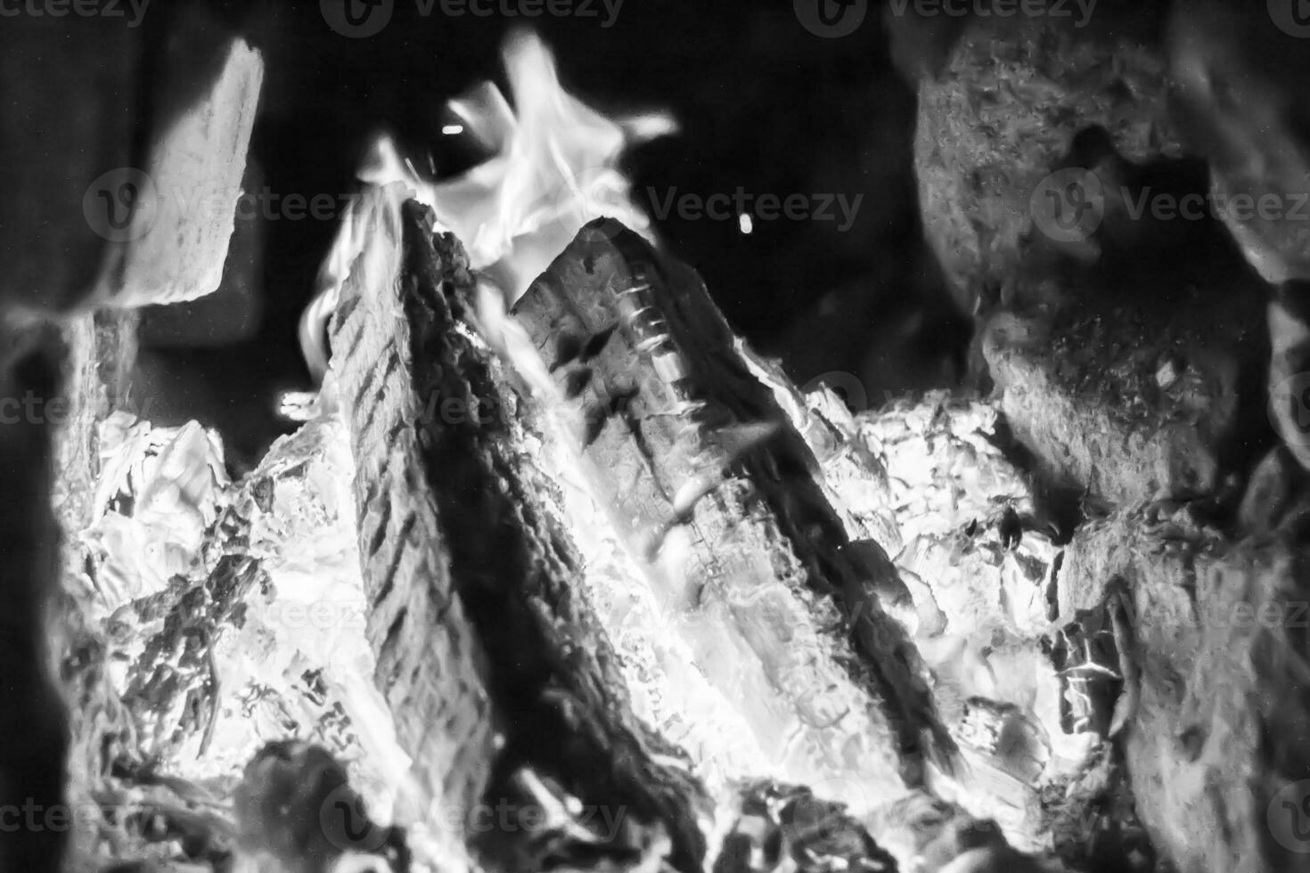 belle cheminée ancienne avec feu à flamme légère pour chauffer la pièce du bâtiment photo