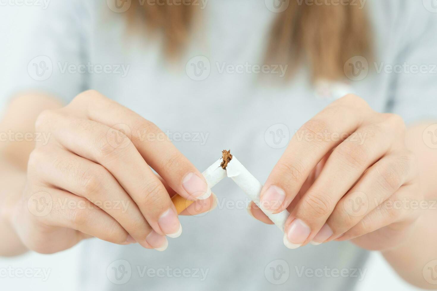 non fumeur. femme Arrêtez fumée, refuser, rejeter, Pause prendre cigarette, dire non. quitter fumeur pour santé. monde le tabac journée. drogues, poumon cancer, emphysème , pulmonaire maladie, narcotique, nicotine effet photo