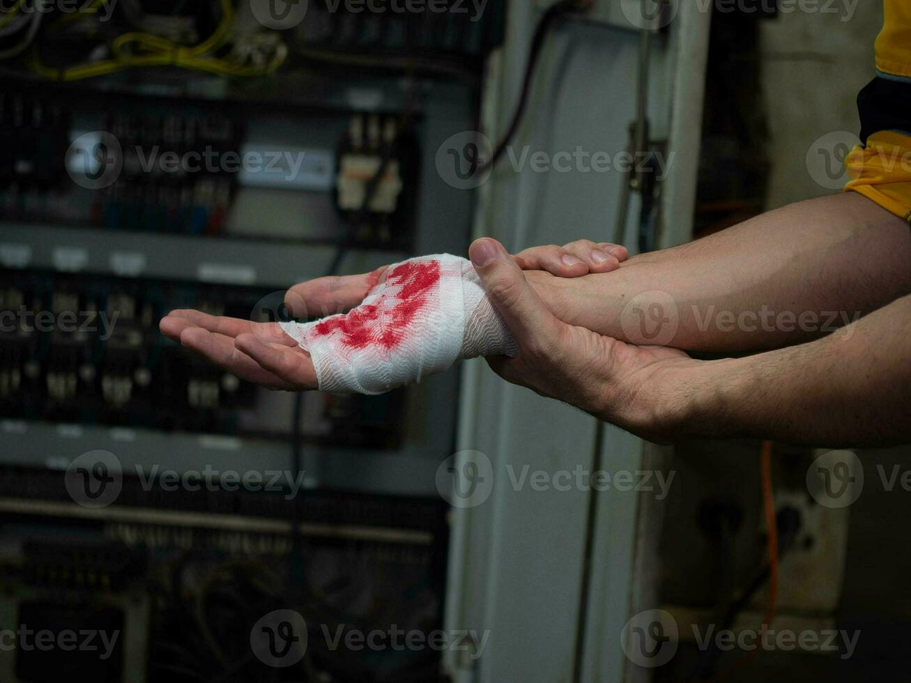 main bras doigt clou danger accident du sang corps partie Humain la personne gens tenir le poignet blessure sécurité risque usine Assurance gaze blanc Couleur urgence emploi travail soins de santé traitement Sécurité médical photo