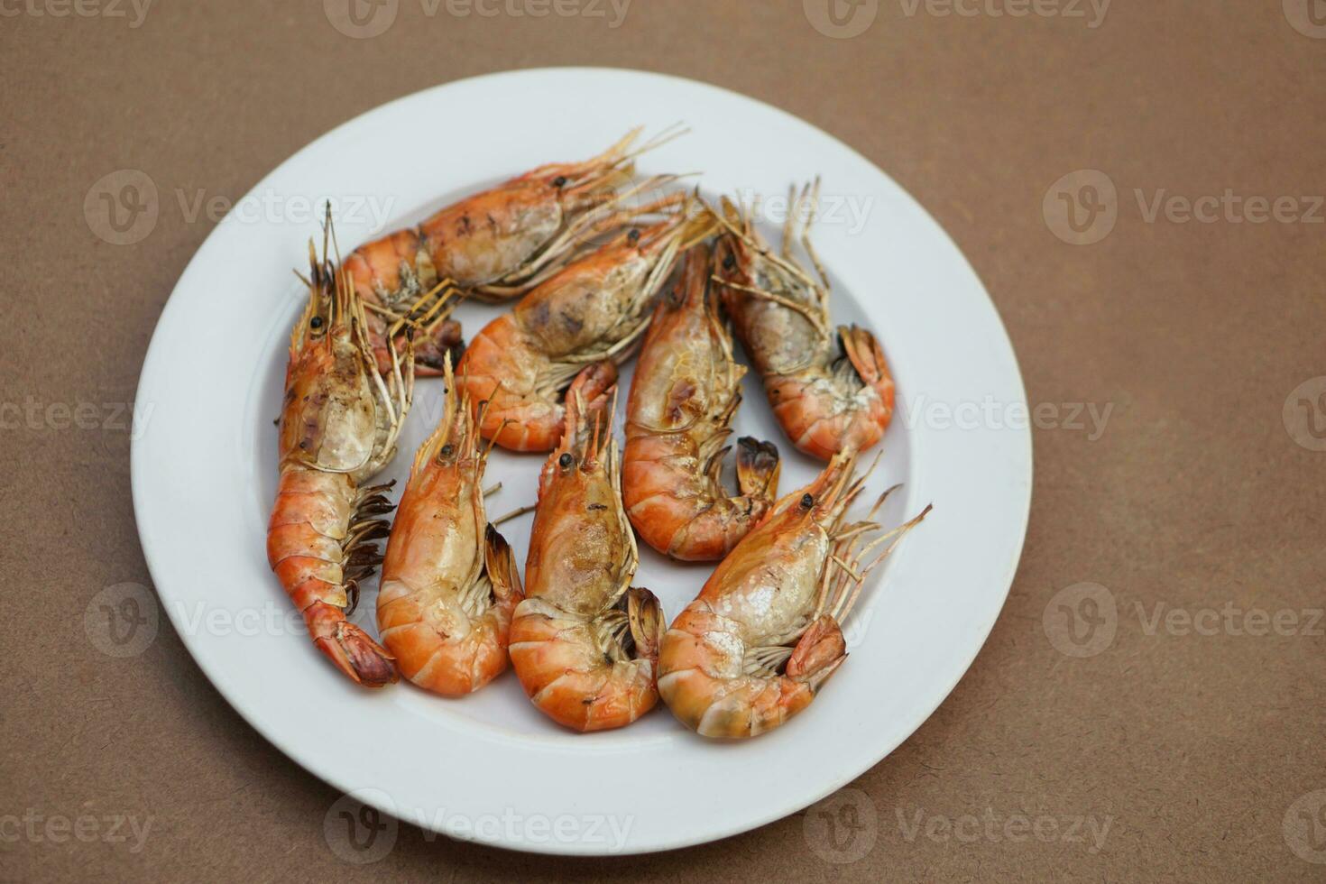 grillé crevettes, rivière crevettes sur blanc plaque. concept, Fruit de mer. délicieux, préféré menu pour fête ou Extérieur barbecue ou pique-nique. en bonne santé aliments. prêt à manger. thaïlandais en mangeant style. photo