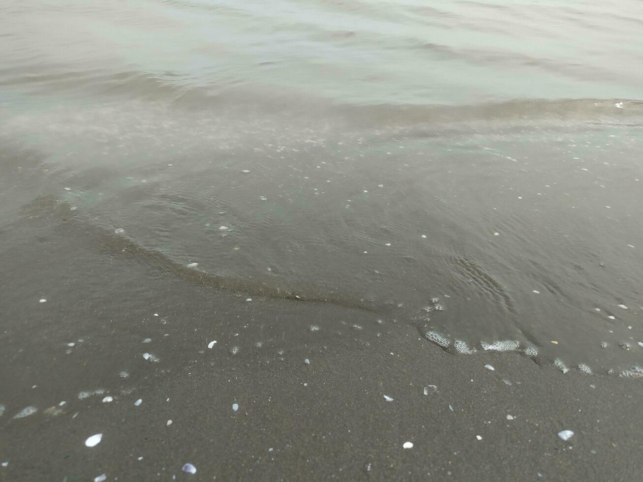 petit vagues de sombre mer l'eau photo