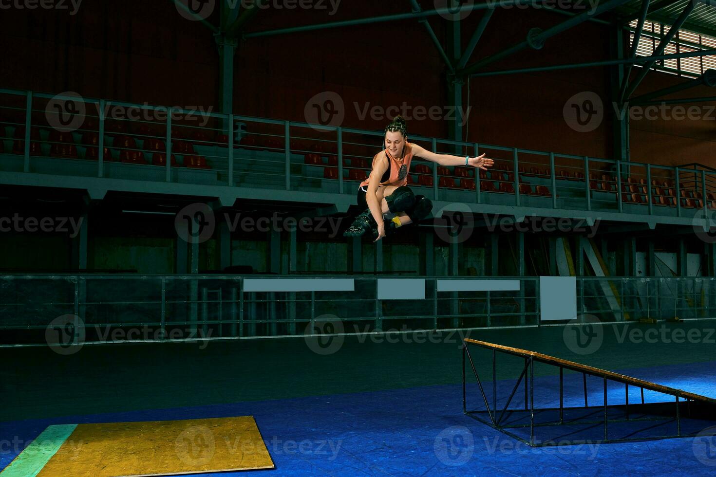 le Jeune femme effectue une astuce. saut. intérieur formation photo