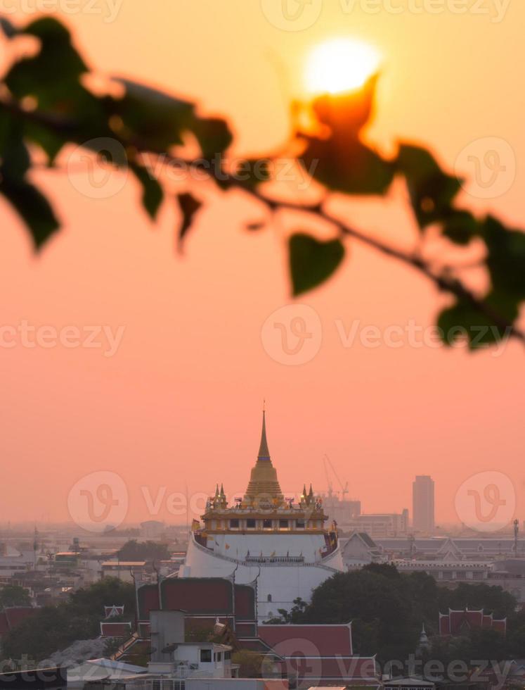 paysage du mont d'or de wat saket au coucher du soleil photo