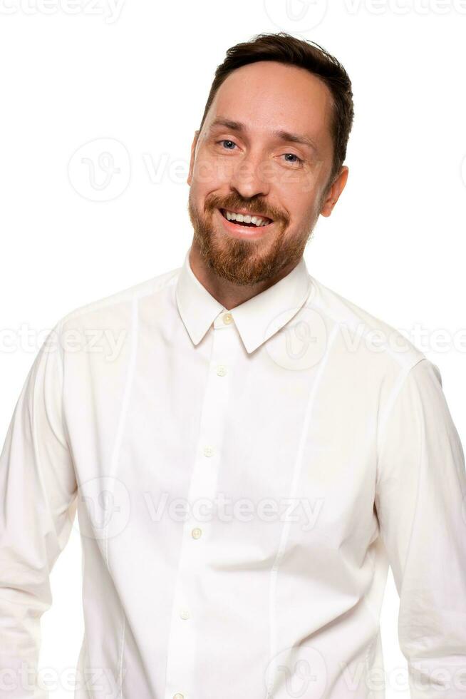 élégant barbu affaires homme souriant à caméra, ayant heureux expression et de bonne humeur regarder. photo