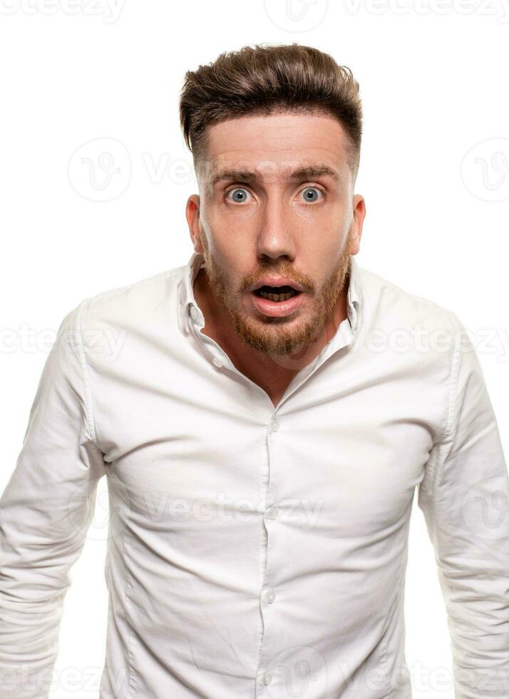 studio photo de une beau homme dans une blanc chemise, isolé plus de une blanc Contexte