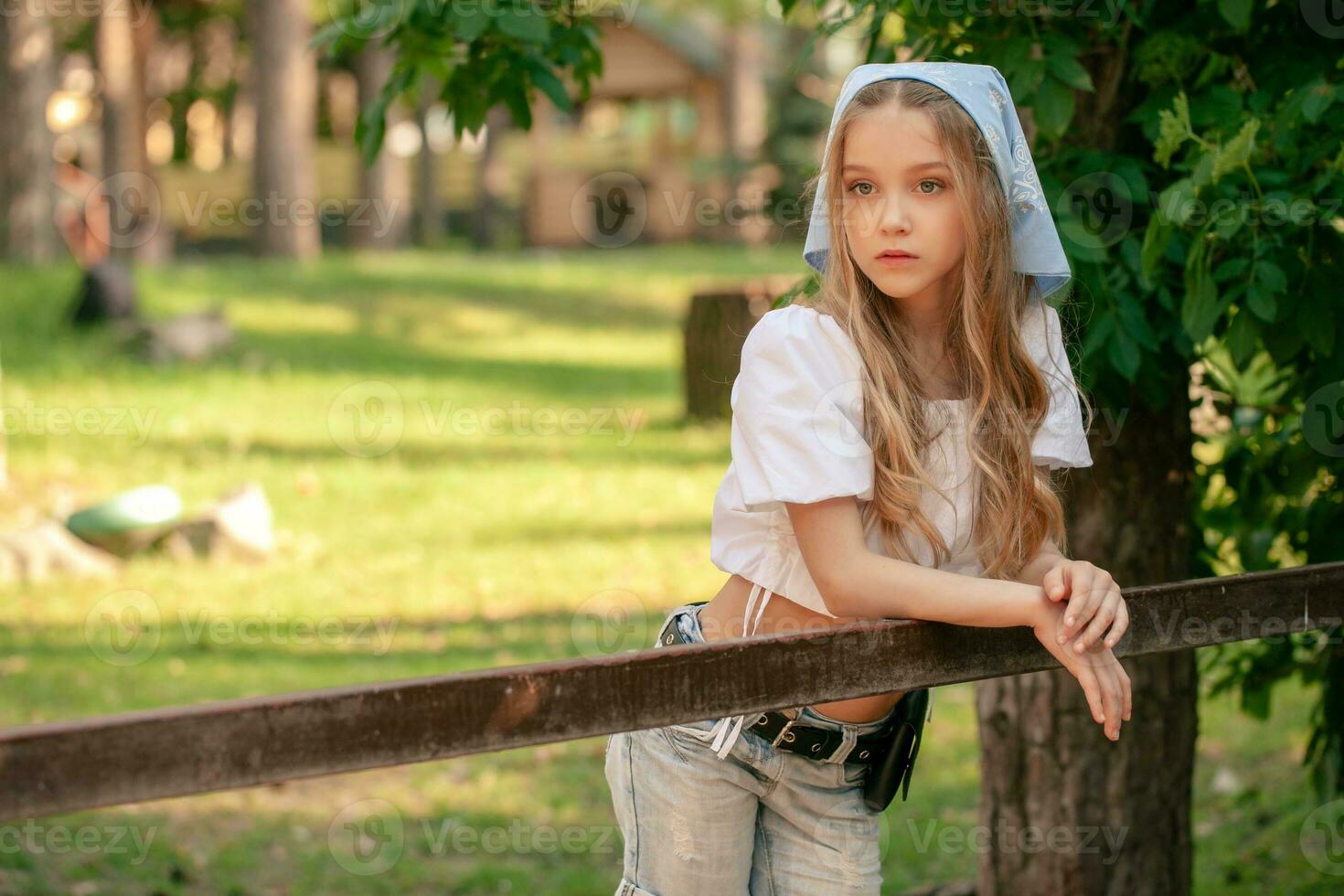 adolescent fille penché sur clôture de animal stalle dans pays biens dans été photo