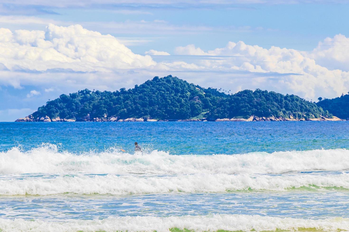 fortes vagues praia lopes mendes beach ilha grande island au brésil. photo