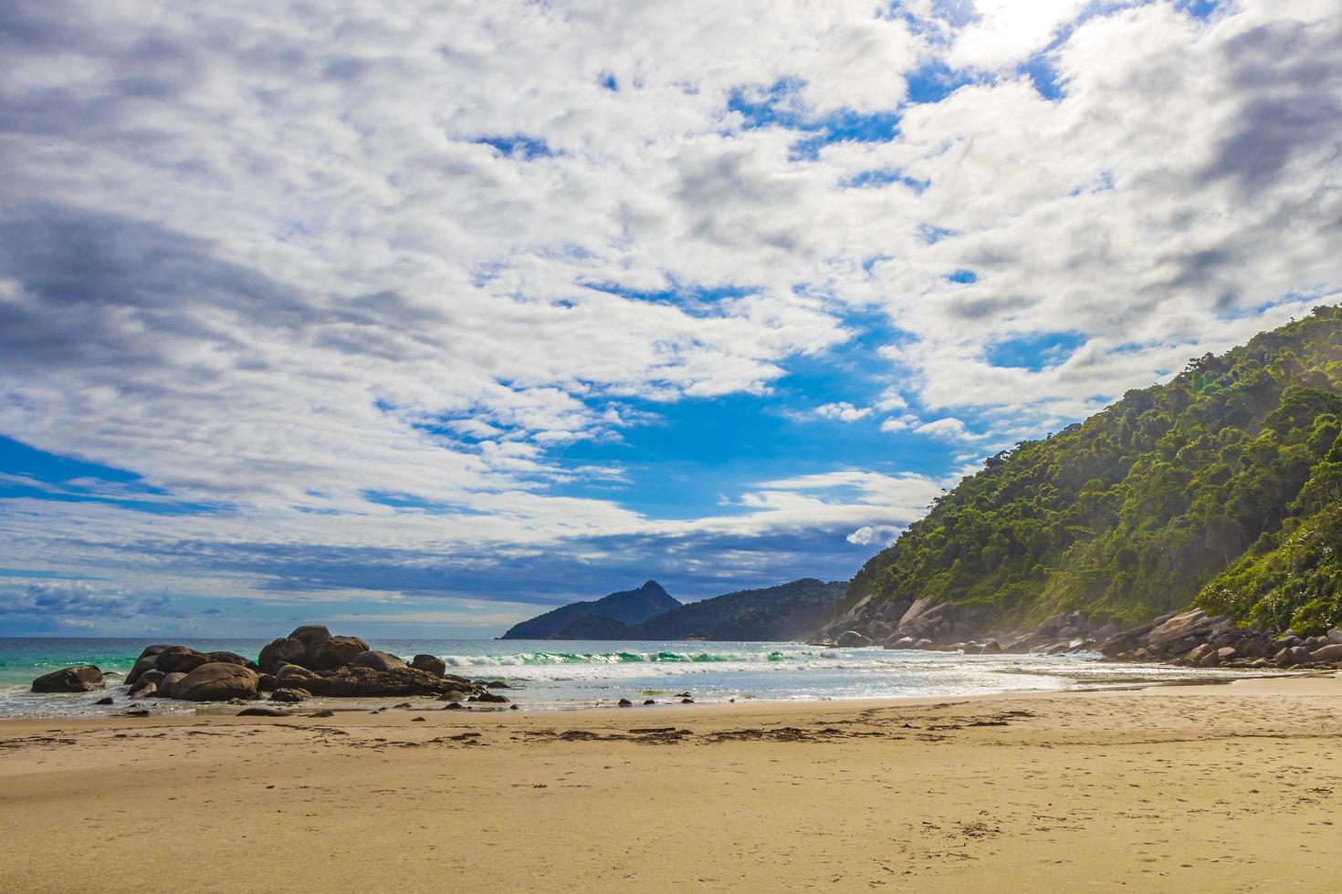 grande île tropicale naturelle ilha grande plage de santo antonio au brésil. photo