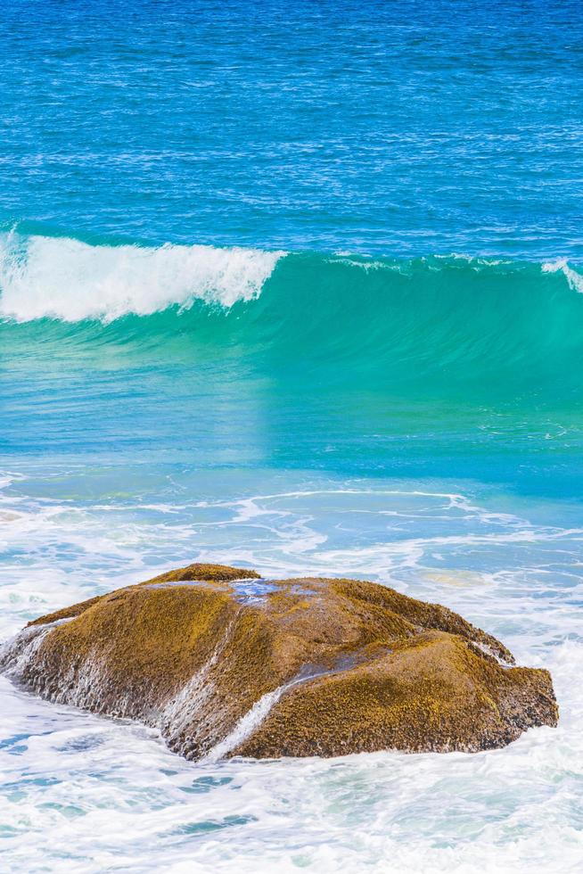 rochers vagues praia lopes mendes plage ilha grande île au brésil. photo