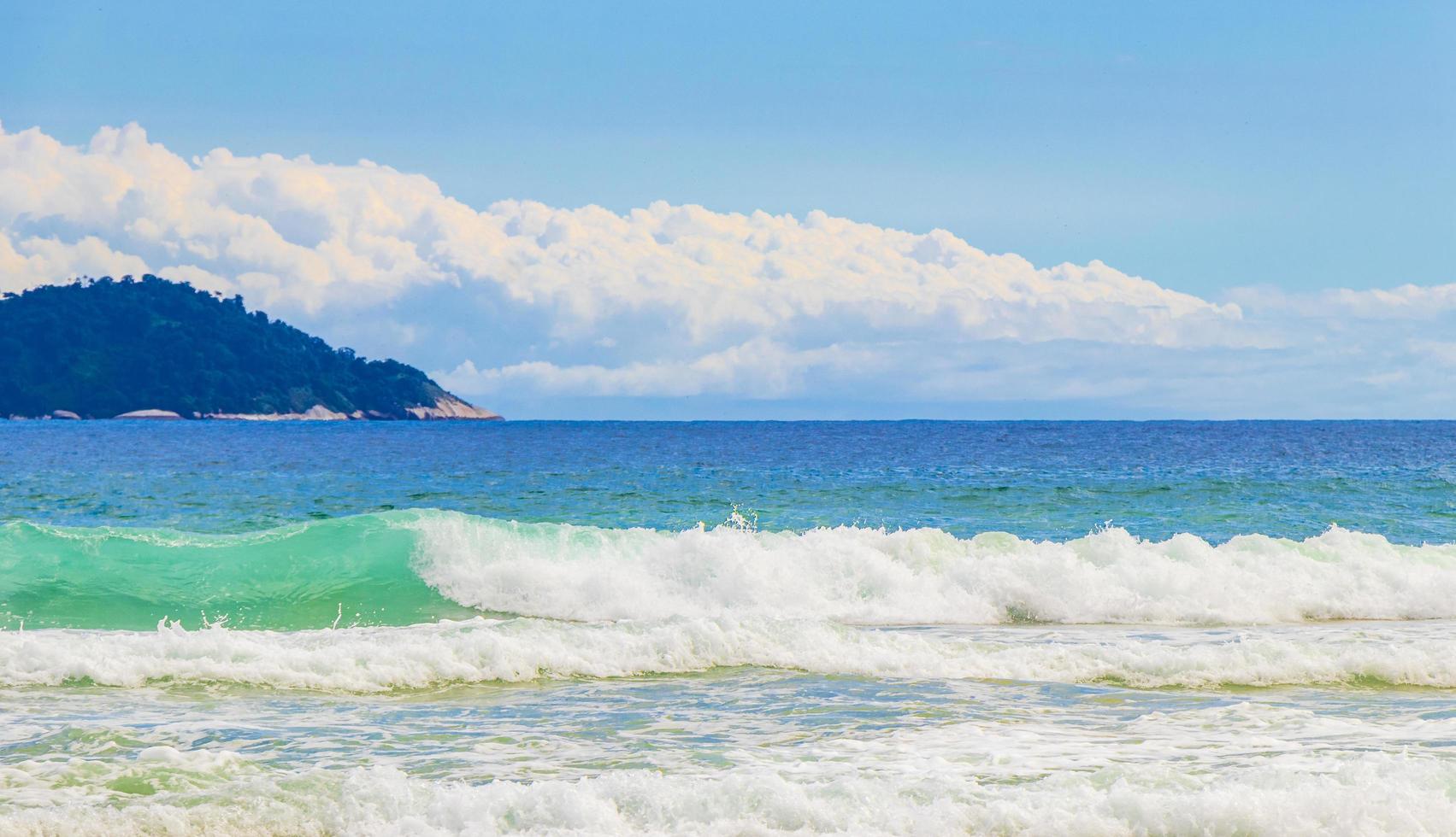 fortes vagues praia lopes mendes beach ilha grande island au brésil. photo