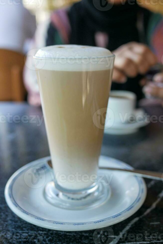 tasse de café latté sur table photo