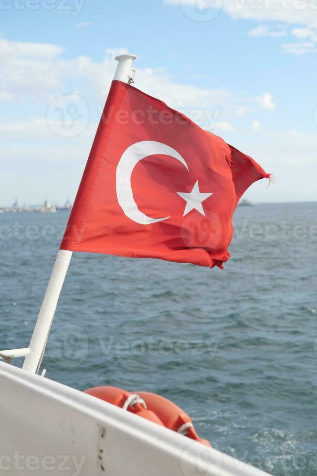 vu de une bateau avec turc drapeau photo