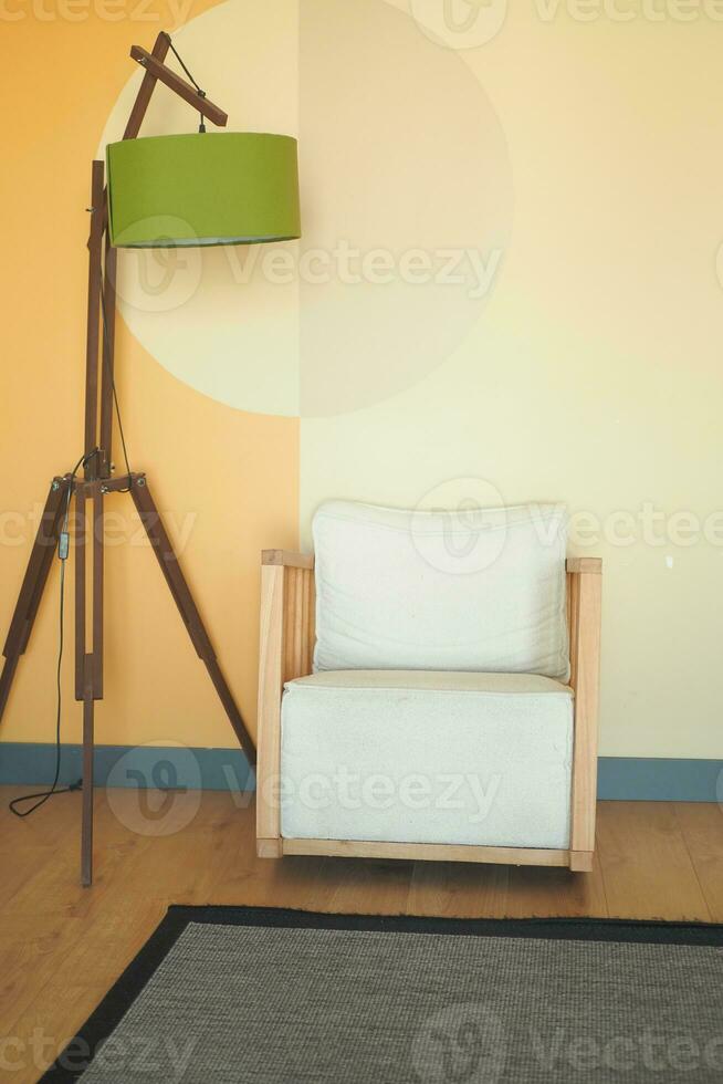 rétro avantage les fauteuils avec une lampe à Accueil . photo