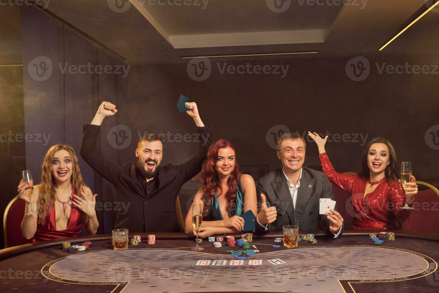 groupe de une Jeune riches copains sont en jouant poker à une casino. photo