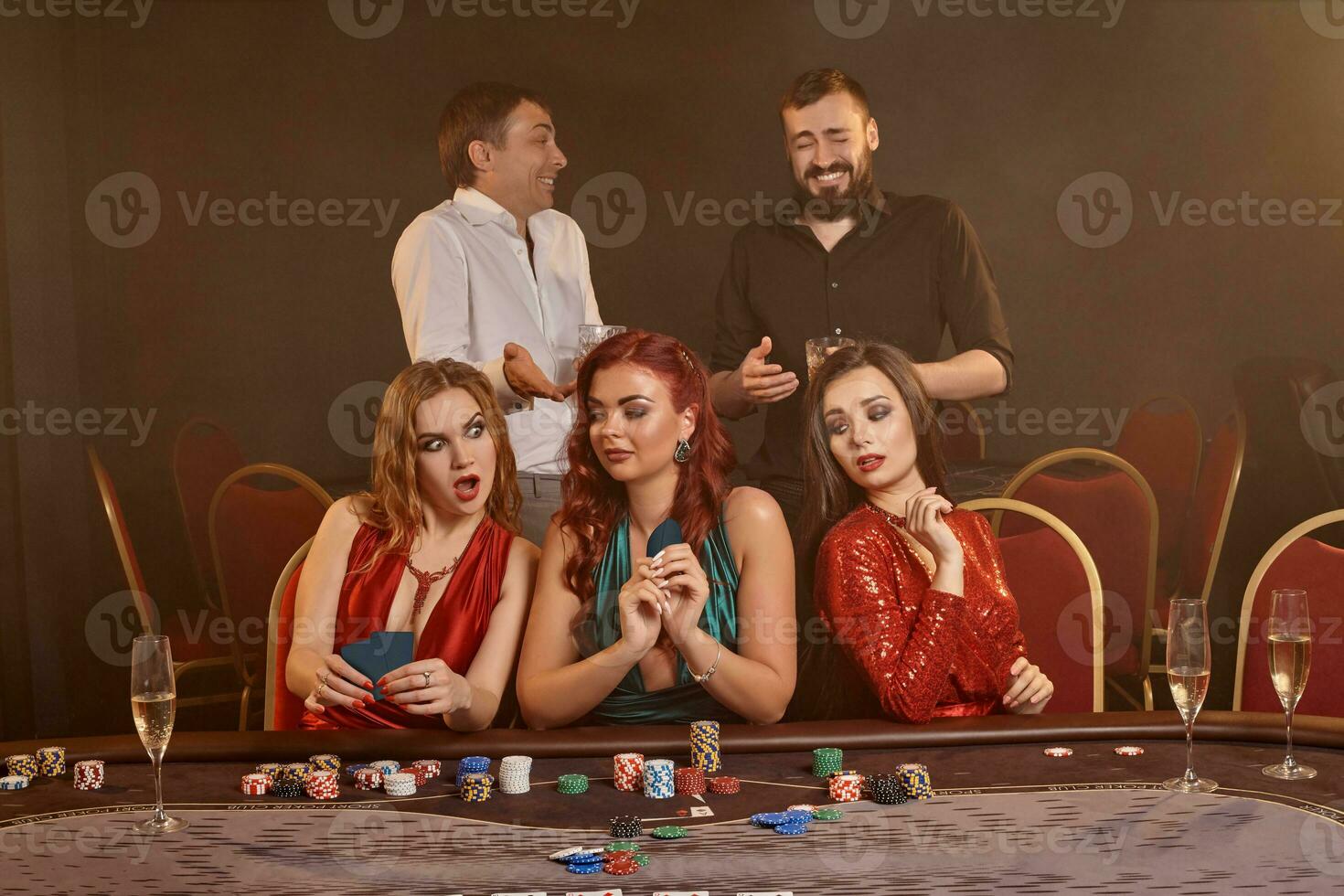 groupe de une Jeune riches copains sont en jouant poker à une casino. photo