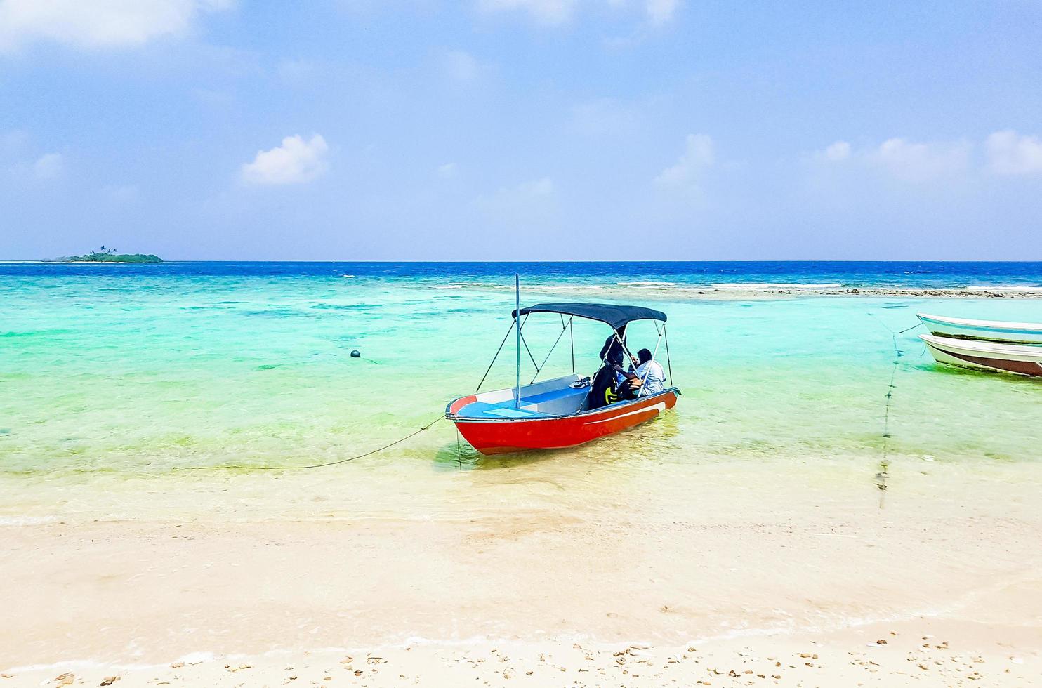 plage sur l'île de rasdhoo, maldives photo