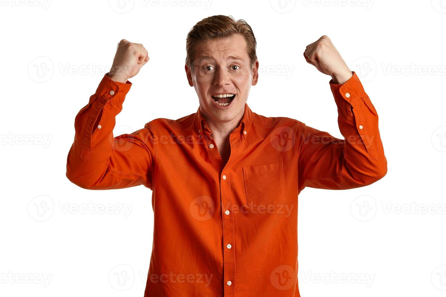 fermer portrait de une gingembre gars dans Orange chemise posant isolé sur blanc Contexte. sincère émotions. photo