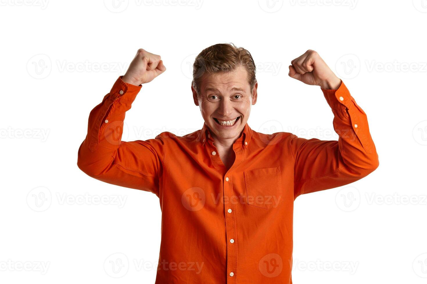 fermer portrait de une gingembre gars dans Orange chemise posant isolé sur blanc Contexte. sincère émotions. photo