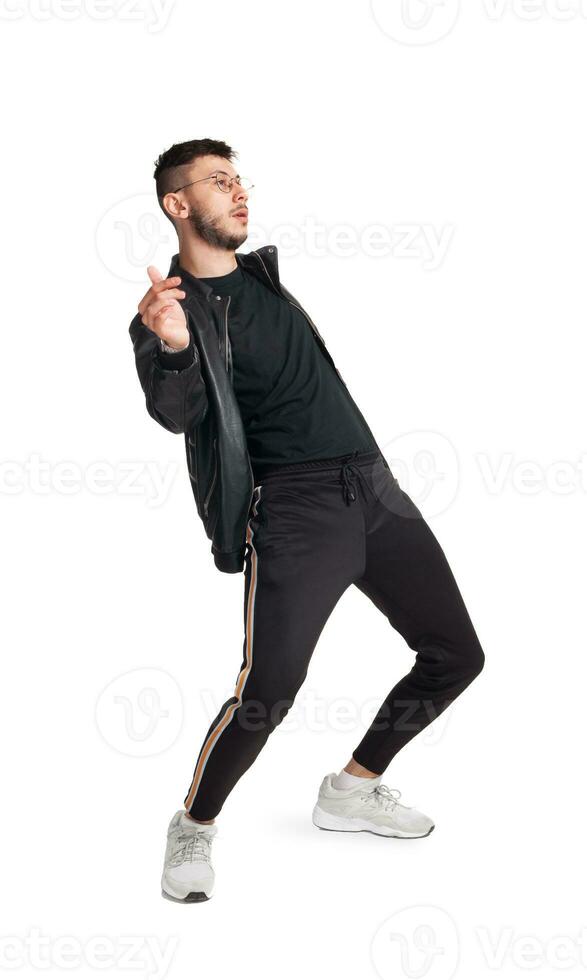 toute la longueur photo de une marrant gars dansant dans studio isolé sur blanc Contexte.