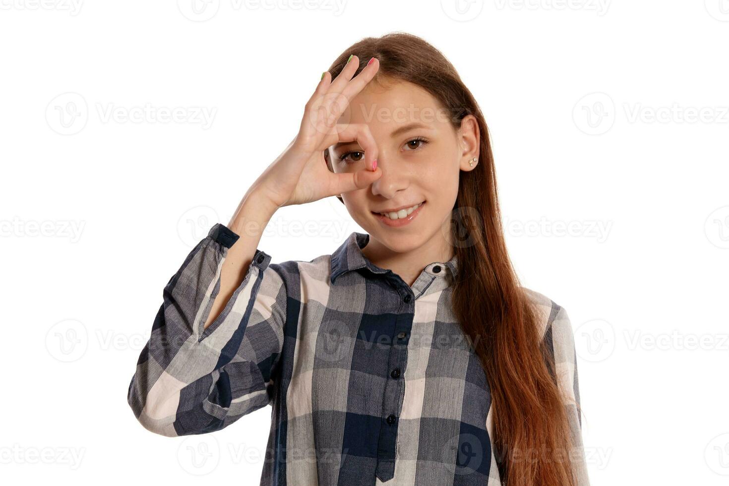 magnifique adolescent fille dans une décontractée à carreaux chemise est posant isolé sur blanc studio Contexte. photo