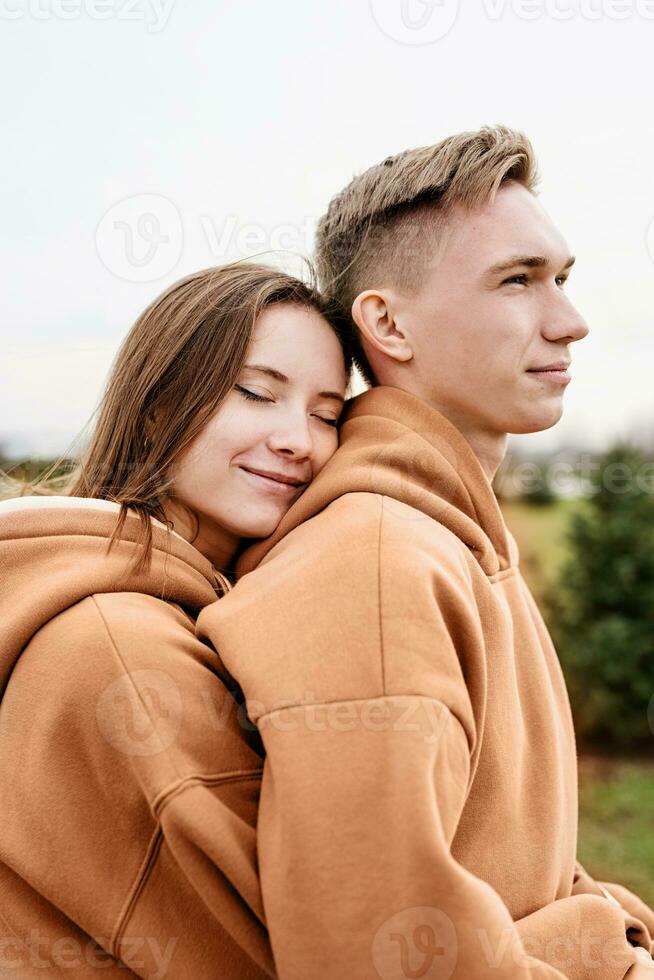 Jeune aimant couple portant branché coloré pêche duvet pulls molletonnés photo