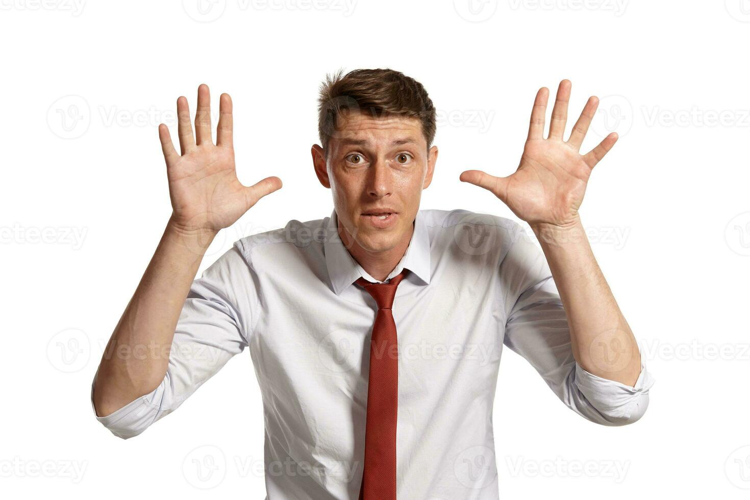 portrait de une Jeune brunet homme posant dans une studio isolé plus de une blanc Contexte. photo