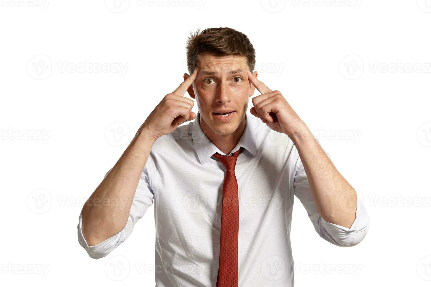 portrait de une Jeune brunet homme posant dans une studio isolé plus de une blanc Contexte. photo