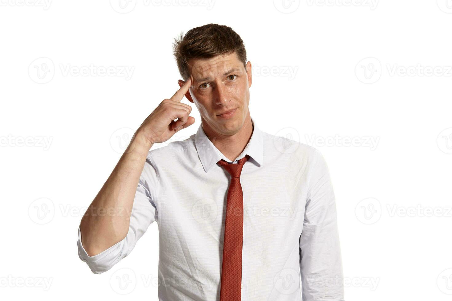 portrait de une Jeune brunet homme posant dans une studio isolé plus de une blanc Contexte. photo