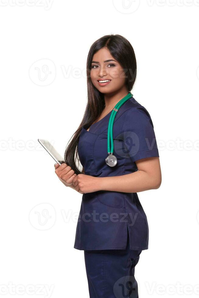 proche en haut portrait de Jeune Indien médecin femme avec stéthoscope autour cou isolé sur blanc Contexte photo