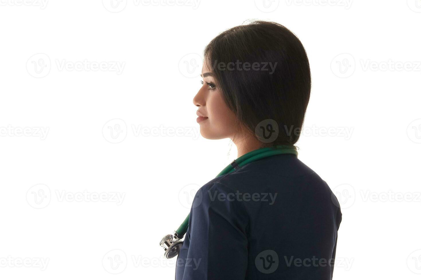 magnifique brunette médecin dans une bleu peignoir isolé sur blanc photo