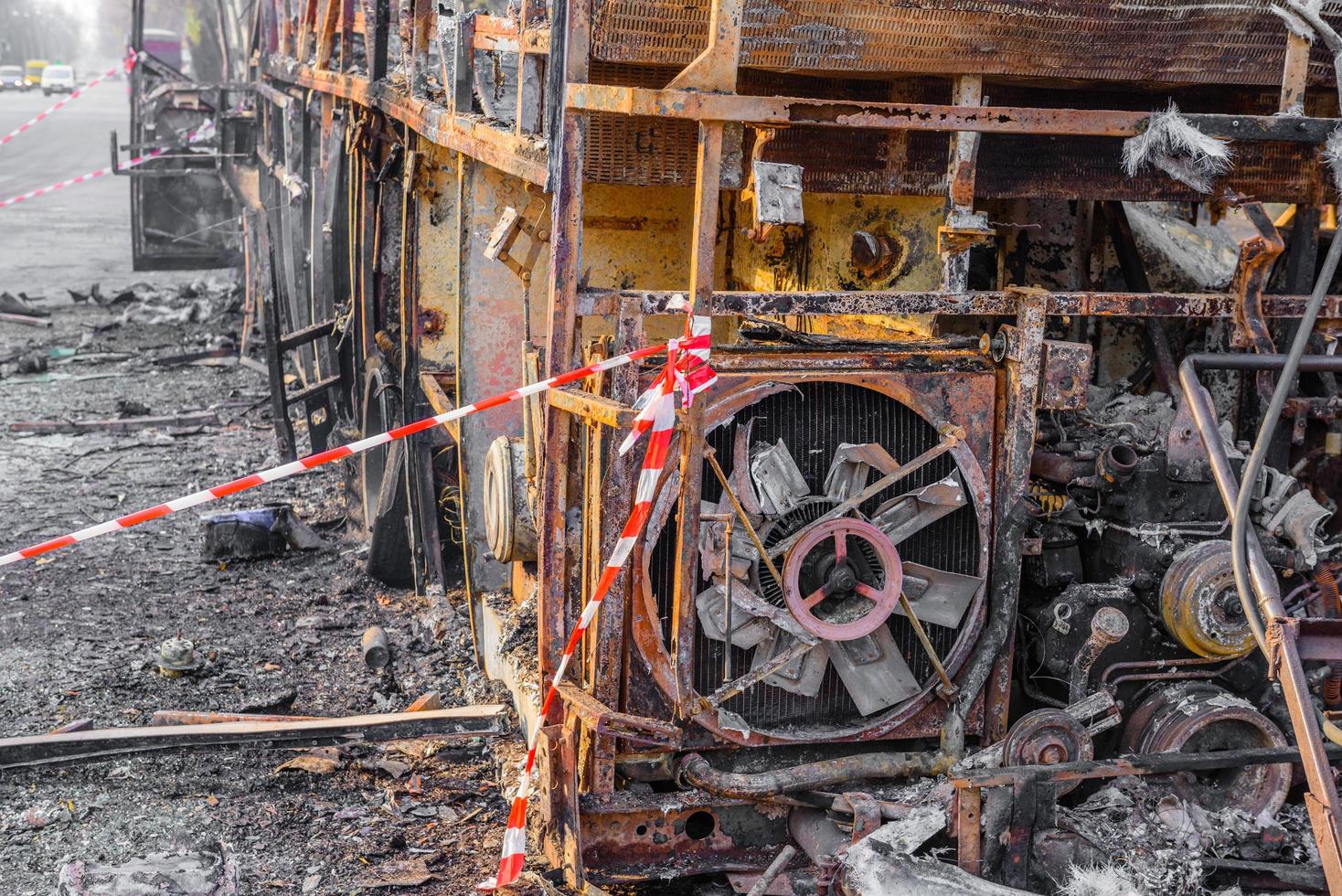 un bus brûlé est vu dans la rue après avoir pris feu pendant un voyage, après un incendie photo