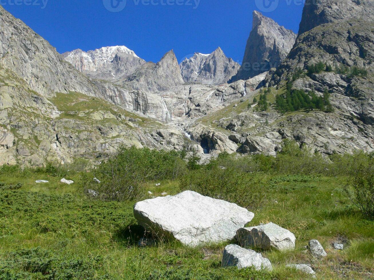 une grand Roche dans le premier plan photo